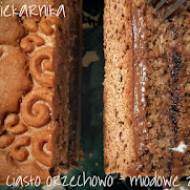 Świąteczne ciasto orzechowo - miodowe z czekoladą