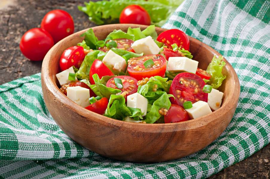 10 Przepisów na Wyjątkowe Sałatki z Pomidorami: Smaczne i Zdrowe Inspiracje na Każdą Okazję