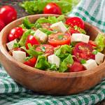 10 Przepisów na Wyjątkowe Sałatki z Pomidorami: Smaczne i Zdrowe Inspiracje na Każdą Okazję