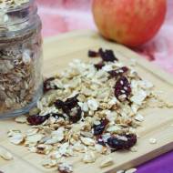 Domowa granola z żurawiną i jabłkiem – dietetyczna