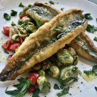 Makrela filet smażony z warzywami podany