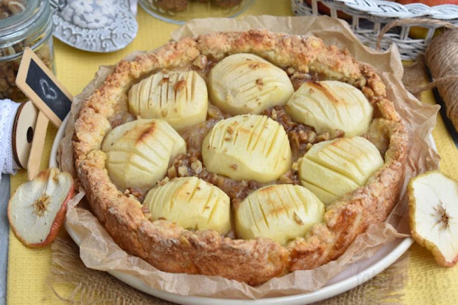 Ciasto z jabłkami, orzechami i miodem na kukurydzianym spodzie