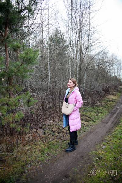 Wiosenny spacer zimą – stylizacja z beżową torebką