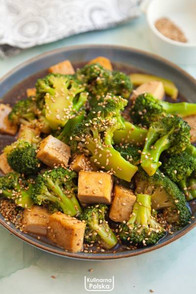 Tofu z brokułami i sosem sojowym. Świetne wegańskie danie w azjatyckim stylu. PRZEPIS