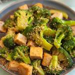 Tofu z brokułami i sosem sojowym. Świetne wegańskie danie w azjatyckim stylu. PRZEPIS