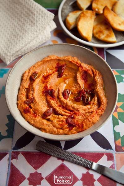 Hummus pomidorowy. Bardzo intensywny smak, można użyć jak smarowidło albo dip. PRZEPIS