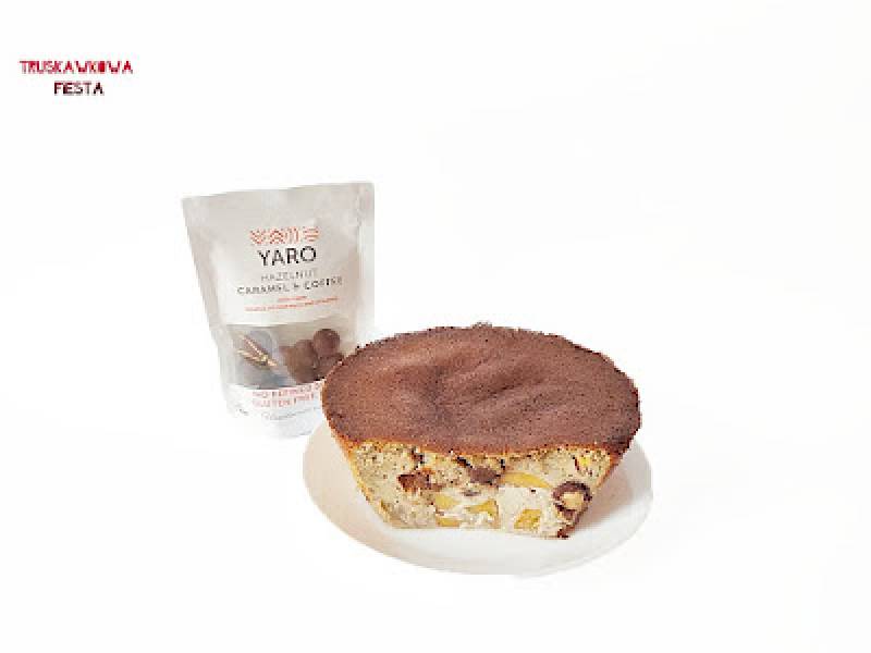 Ciasto dyniowo-bananowe z kaki, orzechami laskowymi karmelowo-kawowymi od YARO