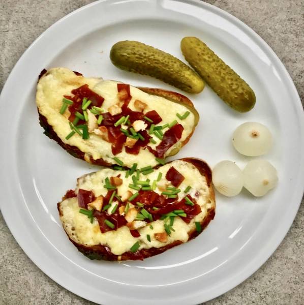 Grzanki z raclette po szwajcarsku