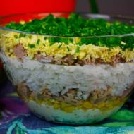 Sałatka warstwowa z ryżem i tuńczykiem