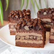 Czekoladowe CIASTO NESQUIK – ciasto z kremem i czekoladowymi kulkami
