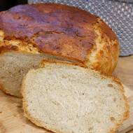 Domowy chleb z chrupiąca skórką