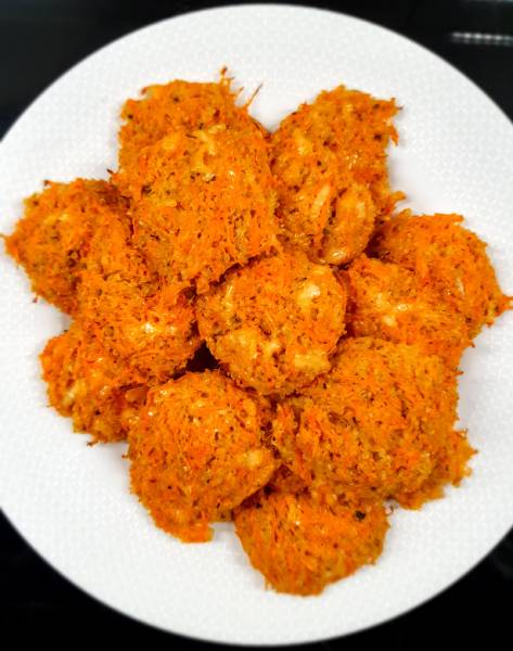 Pieczone placuszki marchewkowo-serowe z komosą ryżową