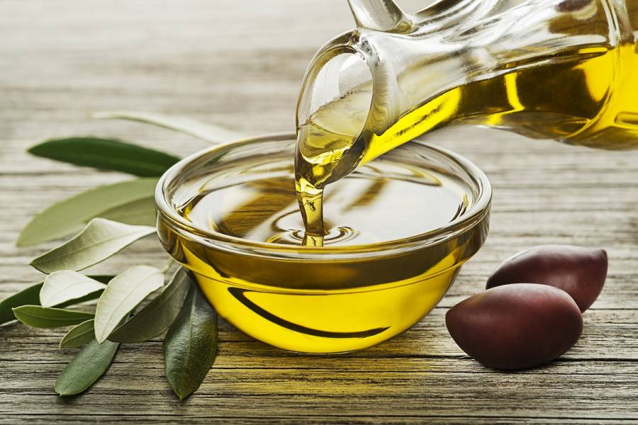 Słynna oliwa z oliwek jest produktem przetworzonym. Czy zatem warto po nią sięgać?