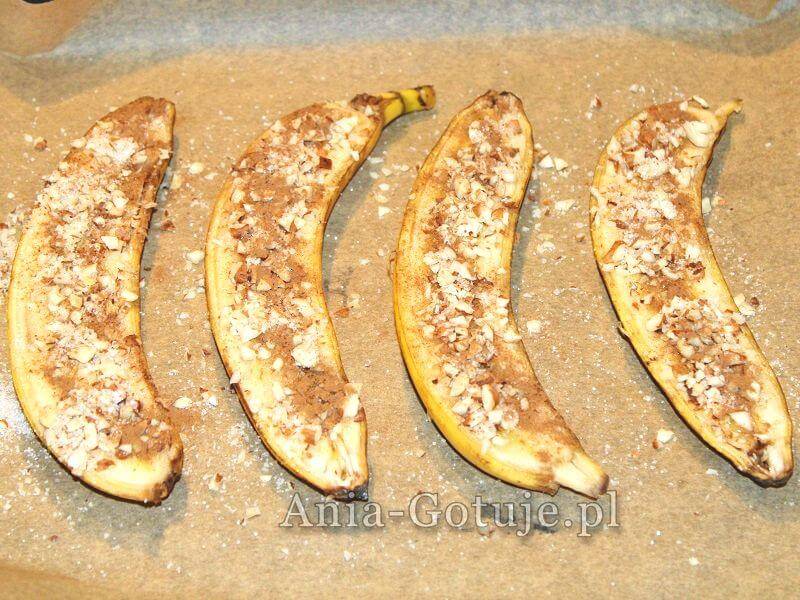 Pieczone banany z orzechami i cynamonem