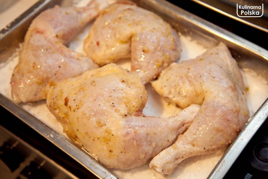 Udka z kurczaka pieczone na soli. Wychodzą rumiane i pełne smaku. PRZEPIS