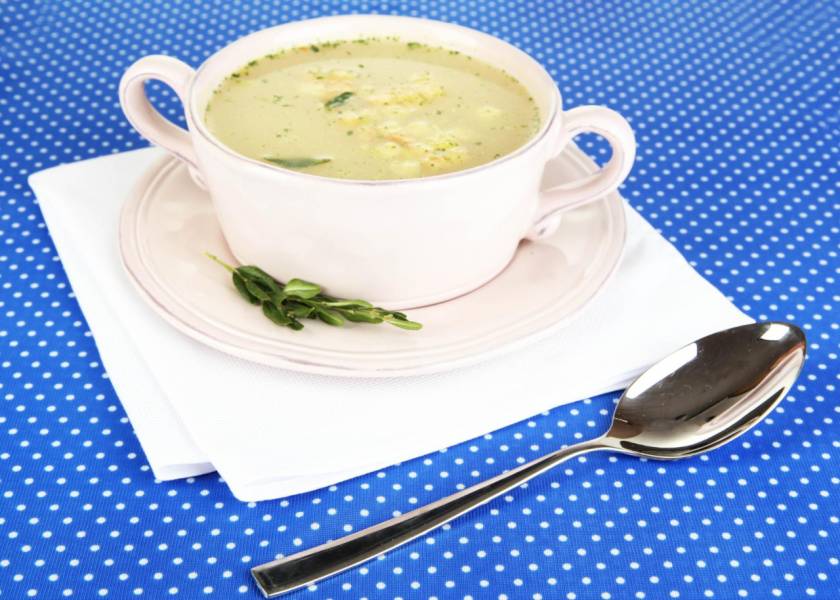 Kremowa zupa czosnkowa: przepis na aromatyczne i zdrowe danie