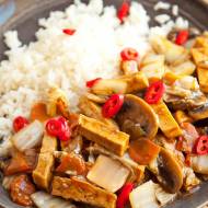 Tofu smażone z warzywami i sosem sojowym. Pełne smaku danie wegańskie. PRZEPIS