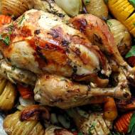 Kurczak zagrodowy pieczony w całości z ziołami, cytryną i warzywami