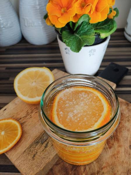 Cytryna z pomarańczą do herbaty.