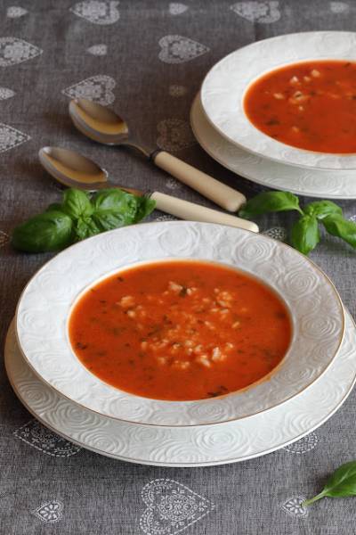 Aromatyczna zupa pomidorowa z ryżem