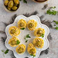 Faszerowane jajka z fetą i oliwkami