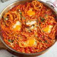Spaghetti z pomidorami i jajkami. Przepyszne, gdy półpłynne żółtka mieszają się z sosem. PRZEPIS