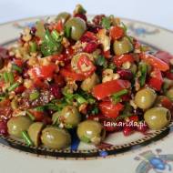 Sałatka z oliwkami i suszonymi pomidorami