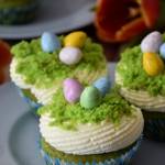 Szpinakowe muffinki z kremem i czekoladowymi jajeczkami