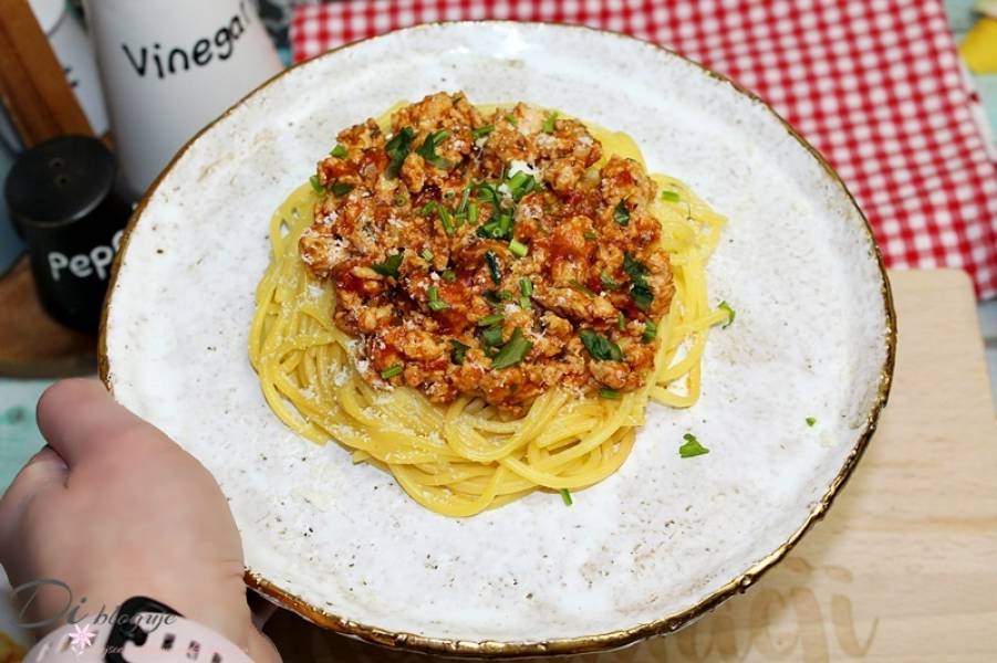 Spaghetti bolognese z mięsem z kurczaka