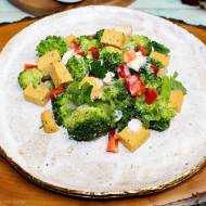 Wegańska sałatka brokułowa z papryką i serem roślinnym