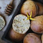 Z ŁĄKI NA TALERZ: Miodowe bułeczki scones z forsycją