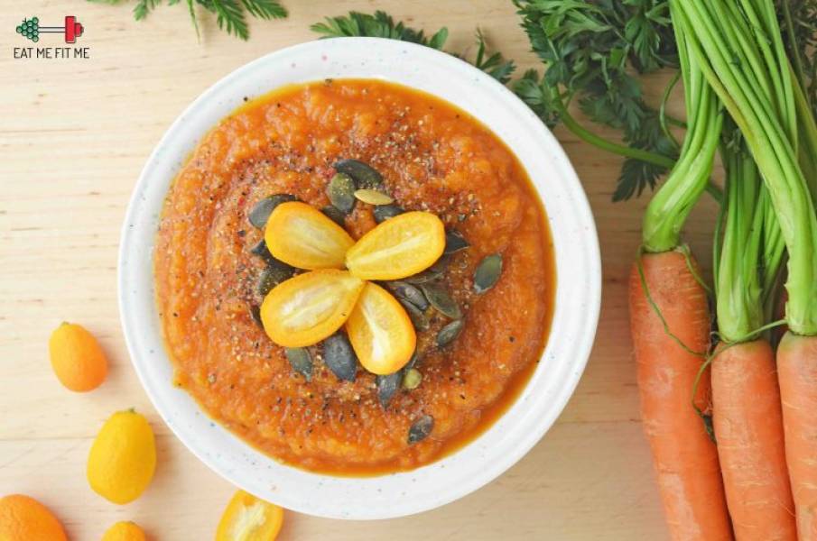 Przepis na zupę krem z młodej marchewki z prażonymi pestkami dyni, pomarańczą i z kumkwatem