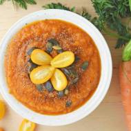 Przepis na zupę krem z młodej marchewki z prażonymi pestkami dyni, pomarańczą i z kumkwatem