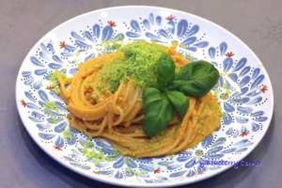 Spaghetti w pomidorowym sosie z burratą