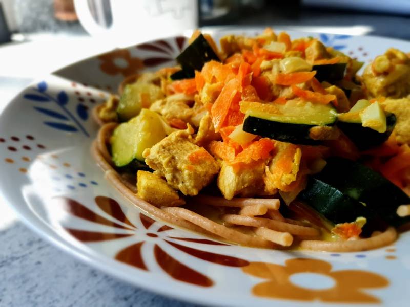 Makaron z kurczakiem i warzywami w sosie curry. Przepyszne danie, minimum czasu na przygotowanie :)