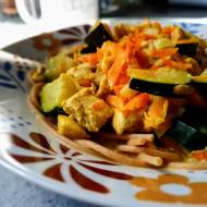 Makaron z kurczakiem i warzywami w sosie curry. Przepyszne danie, minimum czasu na przygotowanie :)