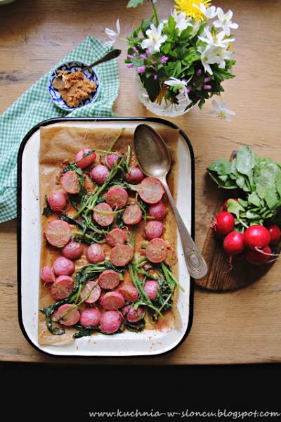 Pieczone rzodkiewki w maśle miso