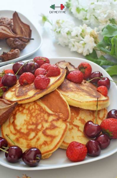 Śniadanie mistrzów – przepis na klasyczne amerykańskie pankejki i pankejki w wersji fit z bananem