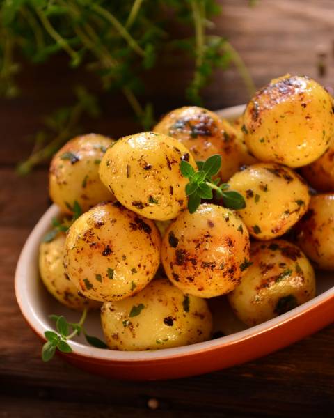 Pieczone ziemniaki z grilla w folii i bez – poznaj przepis