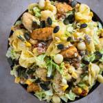 Sałatka z kurczakiem, tortellini i słonecznikiem