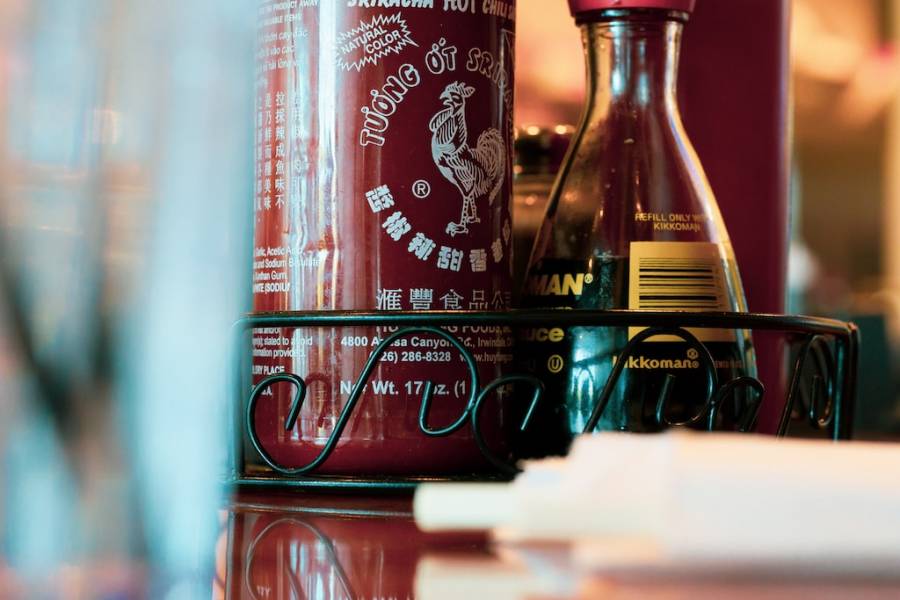 Ostry sos Sriracha – niezbędny dodatek dla fana kuchni azjatyckiej