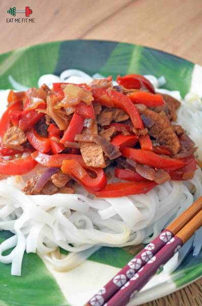 Łatwy przepis na makaron ryżowy z wołowiną i papryką w stylu azjatyckim