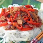 Łatwy przepis na makaron ryżowy z wołowiną i papryką w stylu azjatyckim