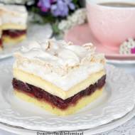wiśniowa rozkosz – pyszne ciasto z galaretką i bezą