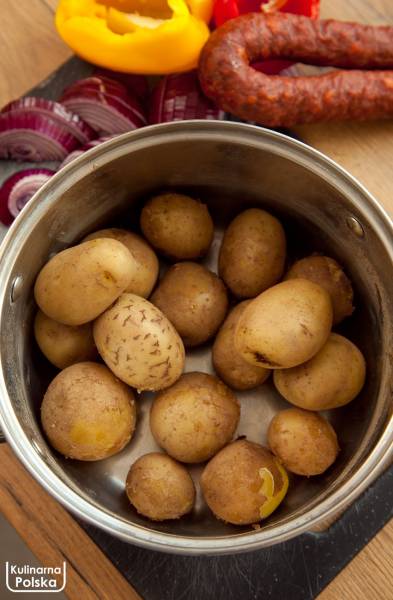 Młode ziemniaki po hiszpańsku z kiełbasą chorizo, papryką i oliwkami. PRZEPIS