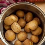 Młode ziemniaki po hiszpańsku z kiełbasą chorizo, papryką i oliwkami. PRZEPIS
