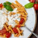 Makaron ze smażonymi pomidorkami i burratą - przepis idealny na lato