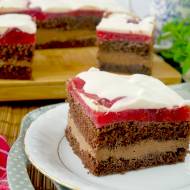 Ciasto Dandys – biszkopt z masą czekoladową i musem truskawkowym