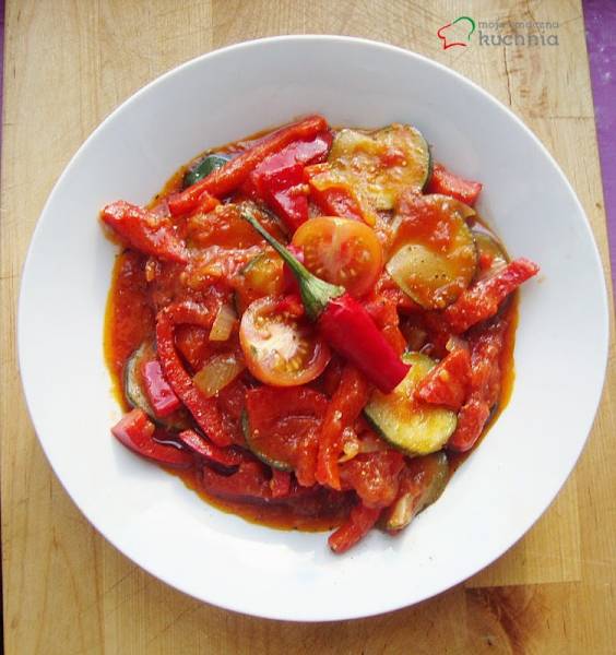 Gulasz warzywny z cukinią, papryką, cebulą i pomidorami