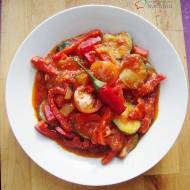 Gulasz warzywny z cukinią, papryką, cebulą i pomidorami